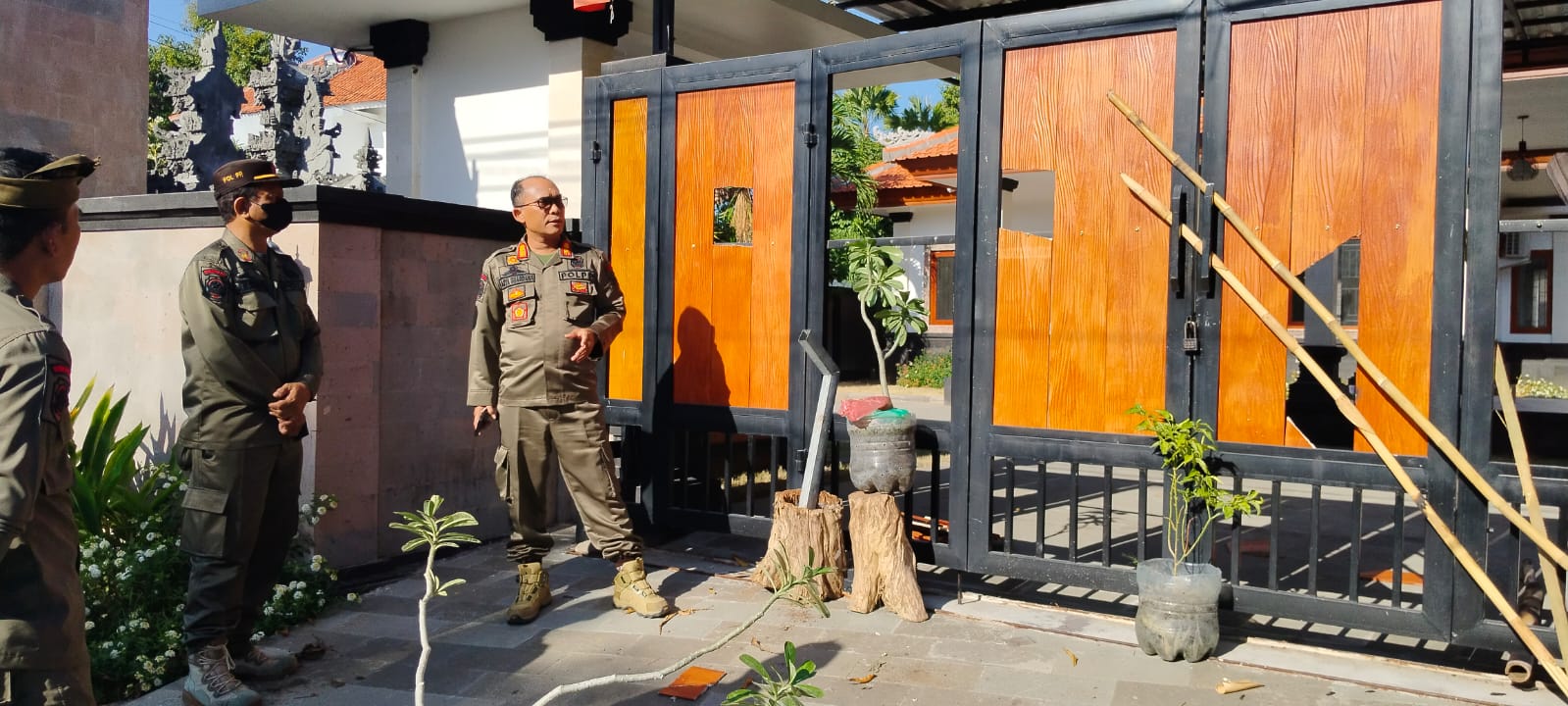 JEBOL: Pintu pagar di Rumah Jabatan Sekda Buleleng dirusak oleh pria yang diduga ODGJ.