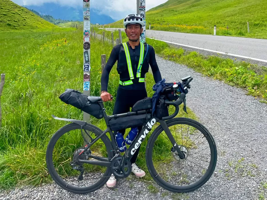 Pesepeda ultra Bambang Anggoro Jati mencapai Hochtann Mountain Pass di Austria.