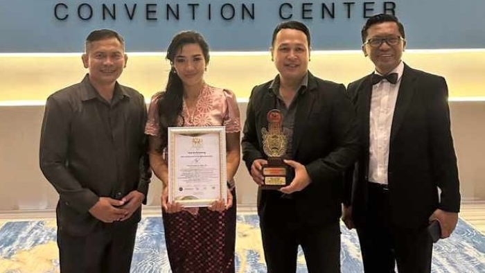 PENGHARGAAN: Tim dari Dinas Pariwisata Buleleng menerima penghargaan hasil optimalisasi penggunaan media sosial.