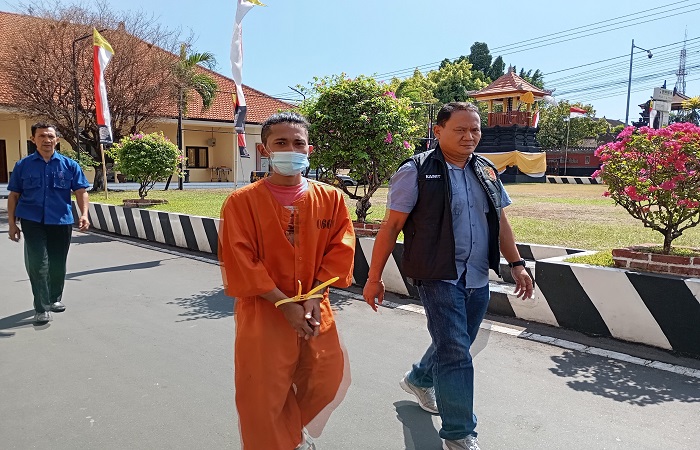 PAS dengan cukuran ala Genji harus menerima &ldquo;hadiah&rdquo; dari polisi berupa timah panas di kaki kanannya.