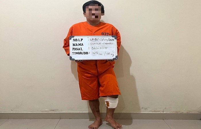 Guntur Chanev, 25, terpaksa tertatih-tatih saat berjalan. Sebab kakinya dihadiahi timah panas oleh polisi. Dia diketahui lakukan pencurian motor di 12 TKP.