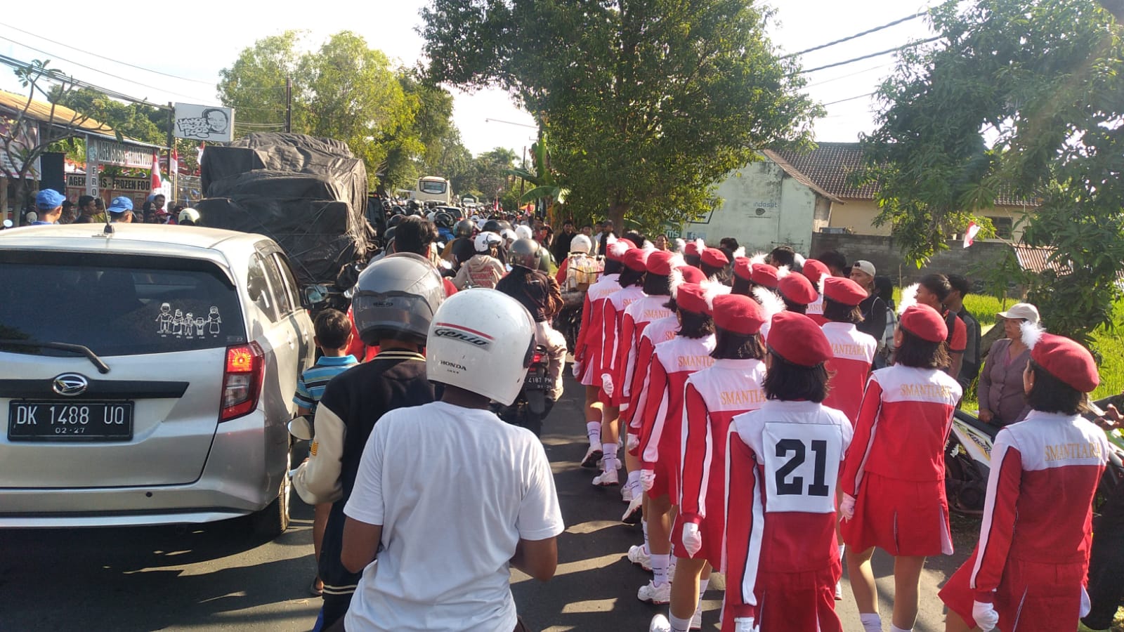 TERJEBAK MACET: Tim gerak jalan 17 kilometer dari SMAN 3 Singaraja terjebak macet saat hendak finish di Etape I.