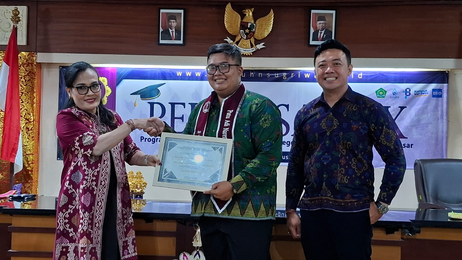 YUDISIUM: Direktur Pascasarjana UHN IGB Sugriwa, Prof. Relin Denayu Ekawati (kiri) didampingi Wakil Direktur Pascasarjana, I Made Dian Saputra (kanan) melakukan yudisium kepada mahasiswa.