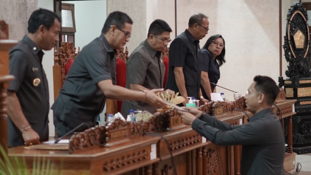 MINGGU TETAP KERJA: Suasana rapat paripurna DPRD Buleleng. Mereka tetap kerja, meski sedang hari libur.