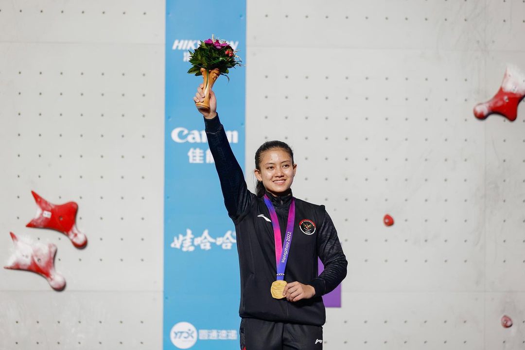 MEDALI: Atlet panjat tebing asal Buleleng, Desak Made Rita Kusuma Dewi menerima meraih medali emas pada ajang Asian Games 2023.