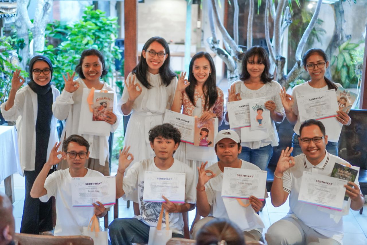 PENDIDIKAN SEKSUAL: Ni Luh Wanda Putri Pradanti (menggunakan endek) saat peluncuran buku cerita anak di Denpasar.