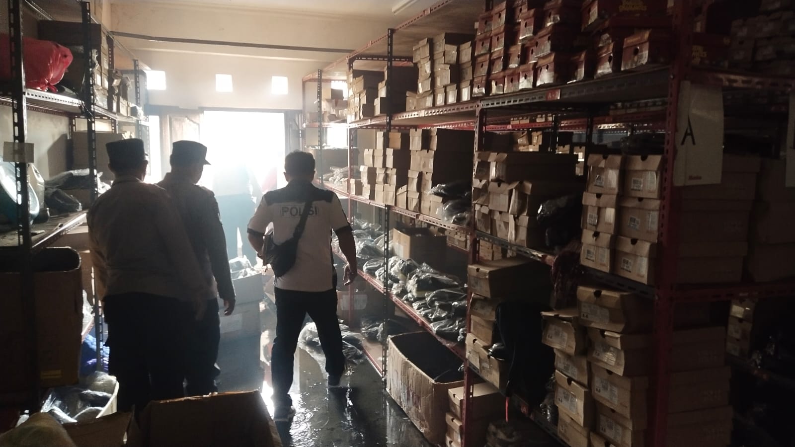 OLAH TKP: Polisi melakukan olah TKP di Toko Sepatu Bata yang mengalami kebakaran pada Selasa (13/8/2024) sore.