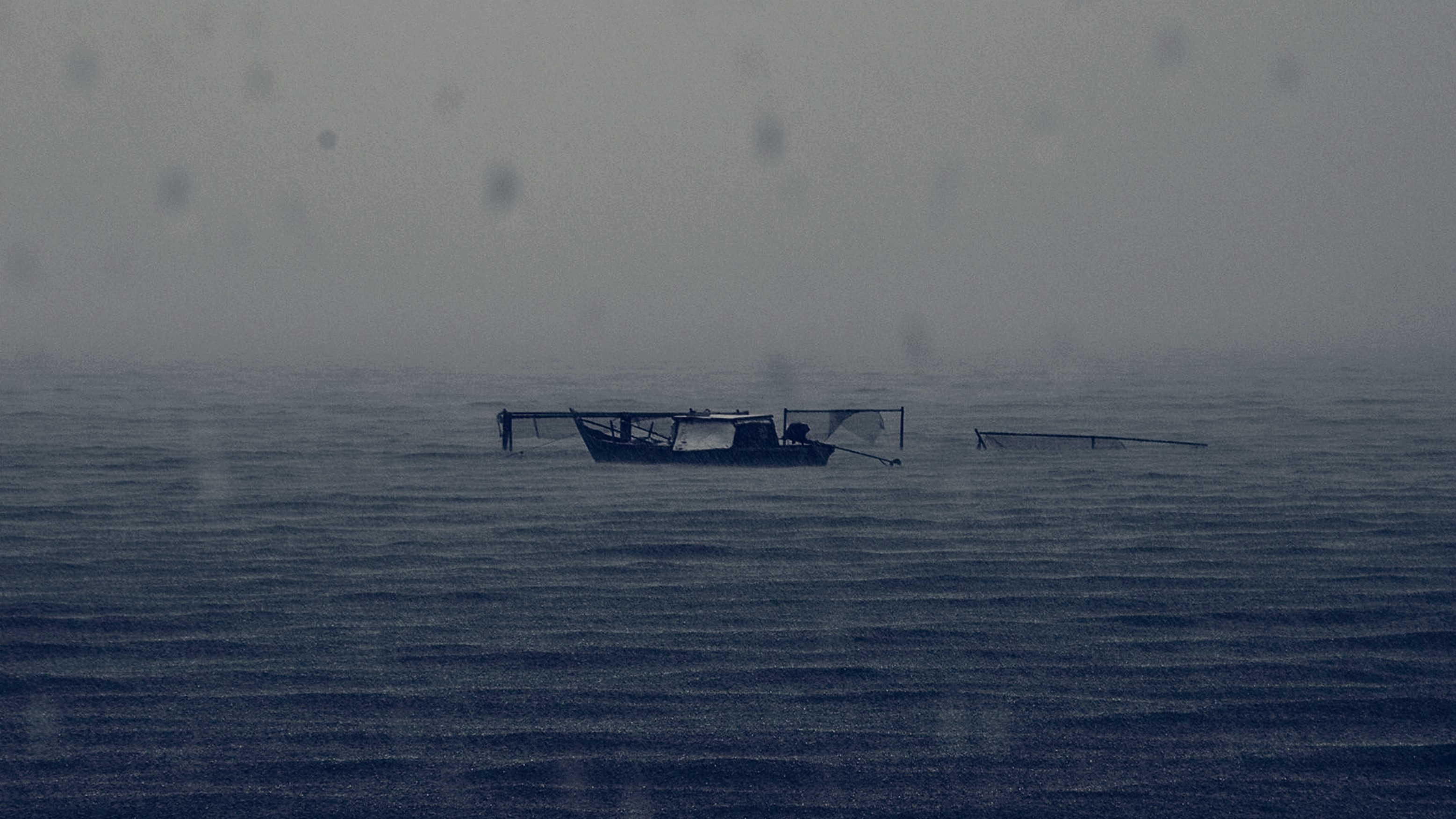 Ilustrasi perahu nelayan yang tenggelam
