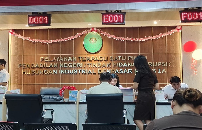 Kejari Buleleng melimpahkan berkas perkara kasus dugaan tindak pidana korupsi yang dilakukan kelian dan bendahara Desa Adat Tista ke PN Denpasar.