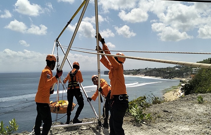 Tim Basarnas evakusi jasad bule amerika di Pantai Bingin, Kuta Selatan, Rabu (14/8) kemarin.
