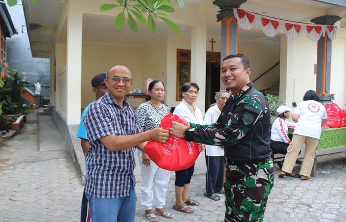 Yonif 900/SBW berbagi sembako dalam rangka memaknai HUT ke-79 RI.