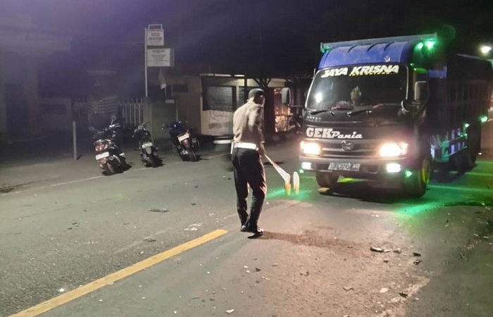 Polisi melakukan olah TKP di lokasi laka lantas yang menewaskan dua orang. Laka lantas antara sepeda motor dan mobil ini terjadi sekitar pukul 02.00 Wita.