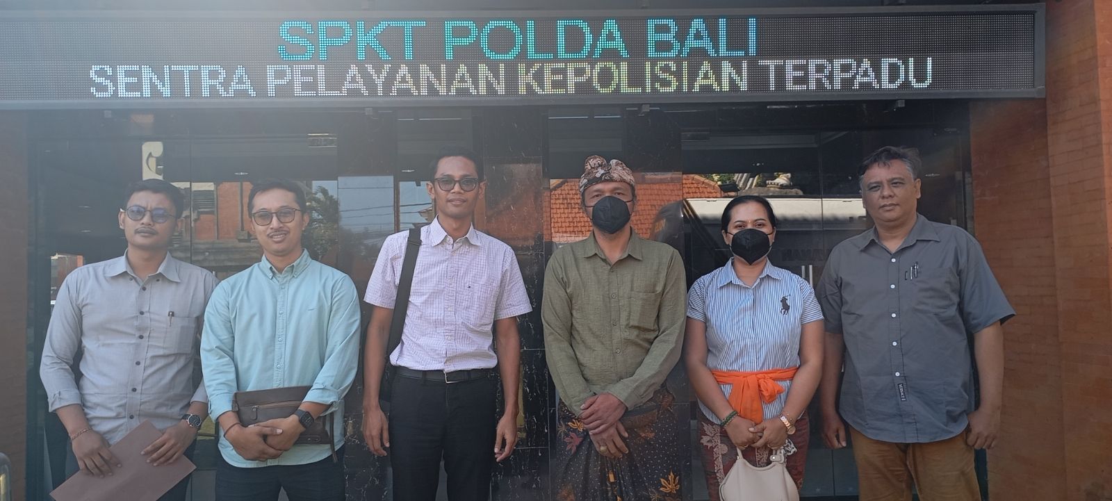 PERJUANGKAN HAK: Korban INS (tiga dari kanan) didamping Eddy Pramana (tiga dari kiri)  Agus Trisnadiasa dkk dari Gopta Law Firm di Polda Bali (14/8/2024).