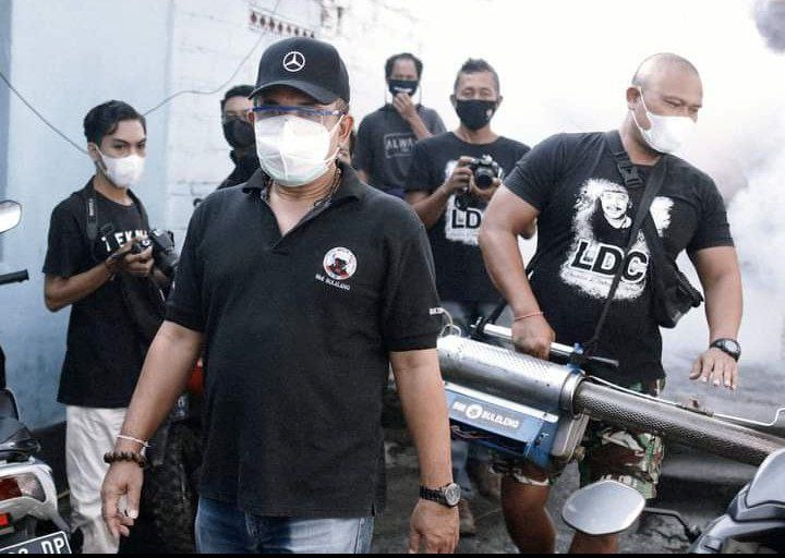 AKSI SOSIAL: Loyalis Dokter Caput atau LDC saat melakukan fogging atau pengasapan dalam rangka mencegah demam berdarah di Buleleng.