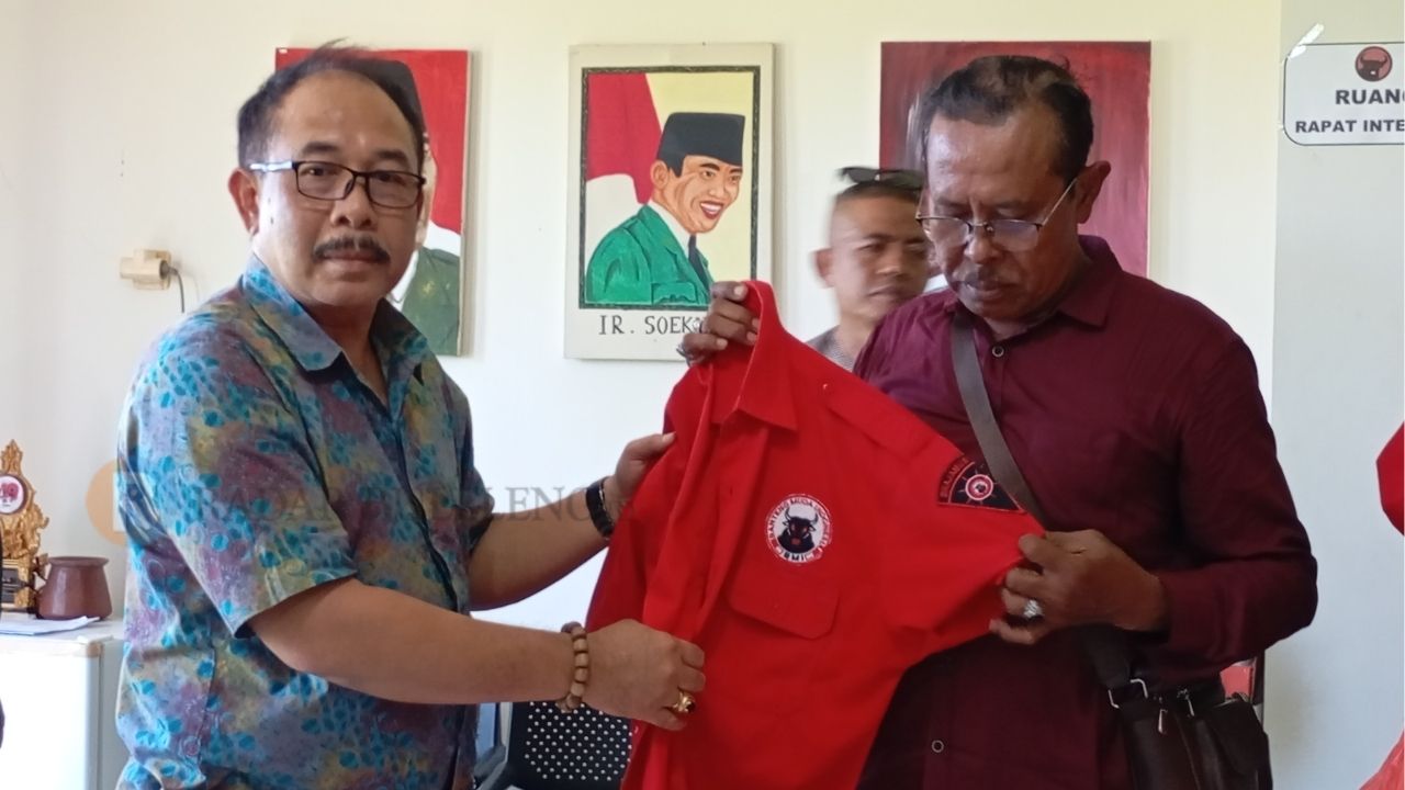 MUNDUR TERATUR: Ketua Banteng Muda Indonesia (BMI) Buleleng, dr Ketut Putra Sedana alias Dokter Caput (kiri) mengundurkan diri sekaligus mengembalikan seragam BMI ke DPC PDI Perjuangan Buleleng.