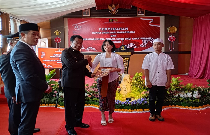 Pemberian remisi kepada perwakilan napi di Lapas Singaraja. Diketahui dua orang koruptor juga mendapatkan &ldquo;diskon&rdquo; hukuman.