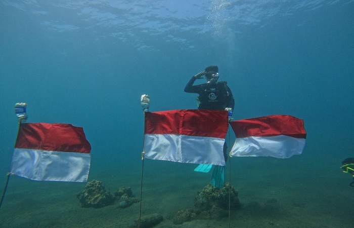 Pokmaswas Penimbangan Lestari lakukan pengibaran bendera di bawah laut, untuk merayakan HUT ke-79 RI.
