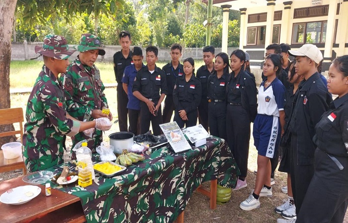 Personel Yonif 741/Garuda Nusantara melakukan edukasi pembuatan kue beppa janda di Desa Telaga, Kecamatan Busungbiu, Kabupaten Buleleng sebelum berangkat tugas di perbatasan RI-RDTL.