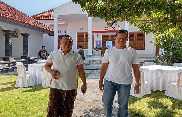 Sukrawan (kiri) dan Supriatna (kanan) usai bertemu di kediaman Sukrawan. Katanya ada pesan rahasia yang dibawa dan disampaikan.