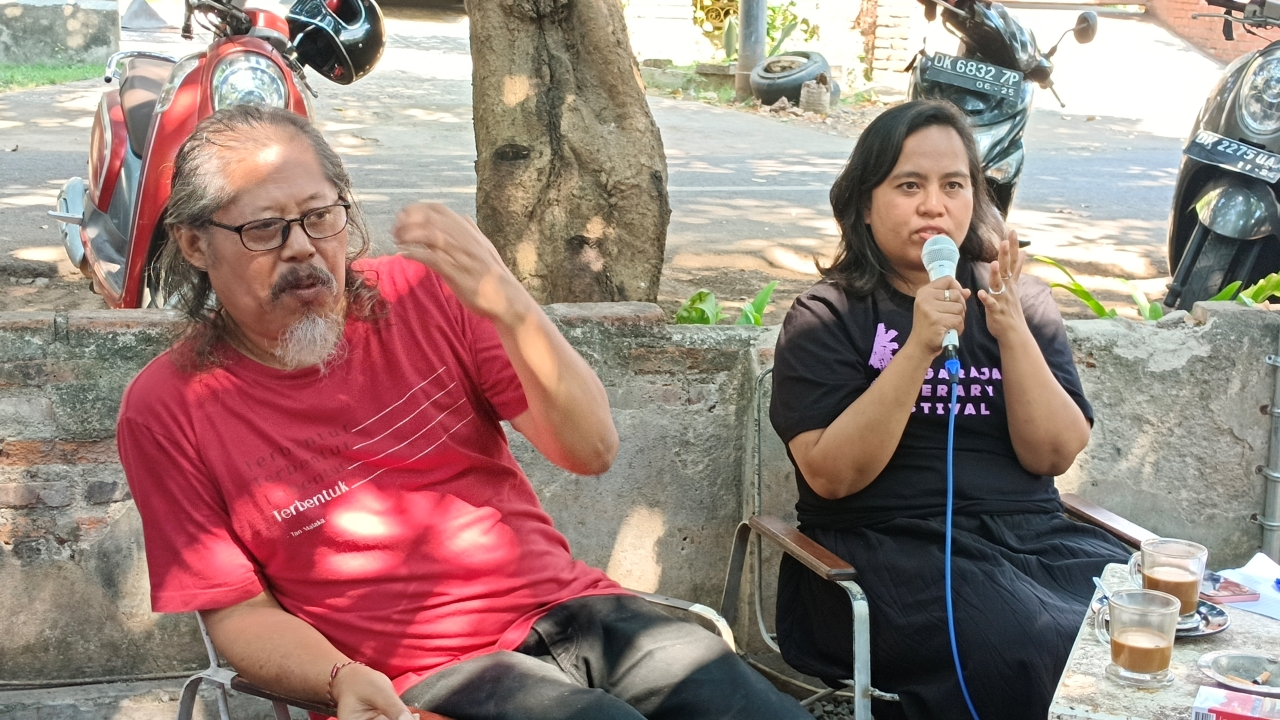 DISKUSIKAN LONTAR: Literary Festival, Made Adnyana Ole (kiri) dan Direktur Singaraja Literary Festival, Kadek Sonia Piscayanti (kanan).