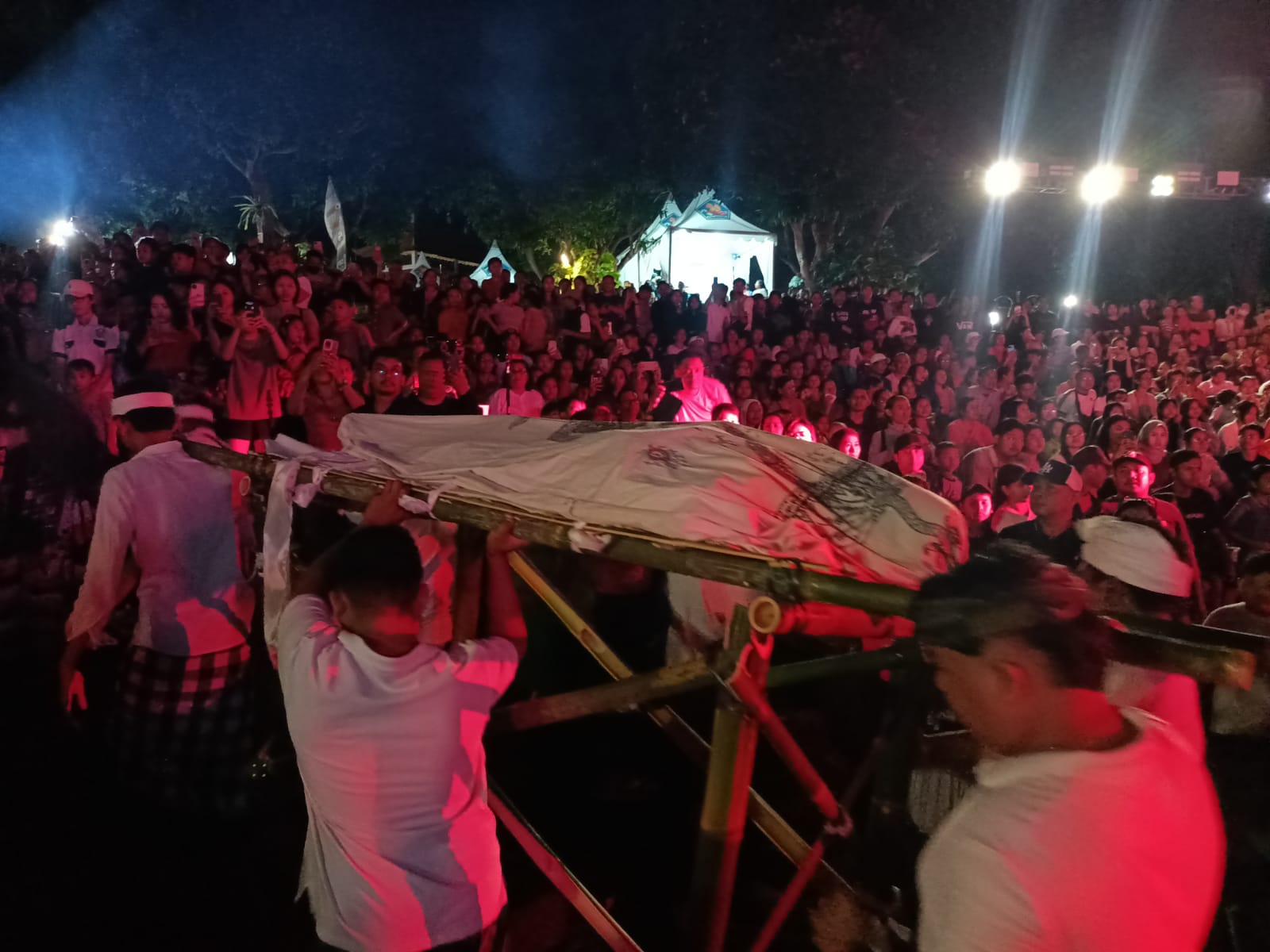 RAMAI PENONTON: Pementasan drama tari calonarang di RTH Bung Karno serangkaian Buleleng Development Festival 2024.