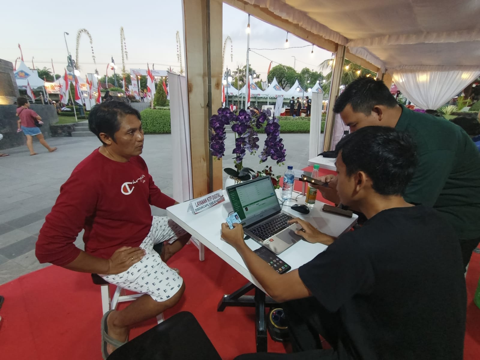 LAYANAN PERIZINAN: Proses layanan perizinan pada ajang Buleleng Development Festival (BDF) di RTH Bung Karno.