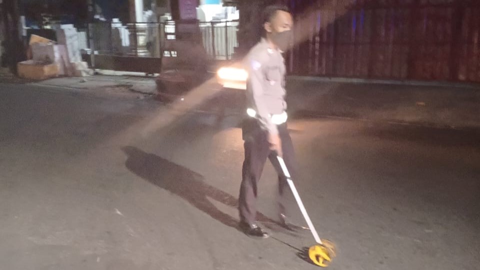 OLAH TKP: Polisi melakukan olah tempat kejadian perkara (TKP) kecelakaan lalu lintas di Jalan Dewa Putu Kerta, Desa Pemaron.