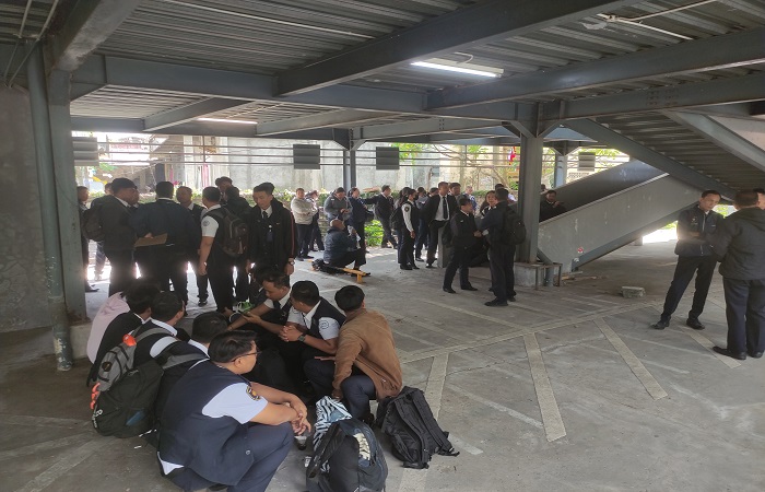 Para karyawan Ankasa Pura melakukan aksi mogok kerja dan berkumpul di lokasi parkir sepeda motor, Senin (19/8).