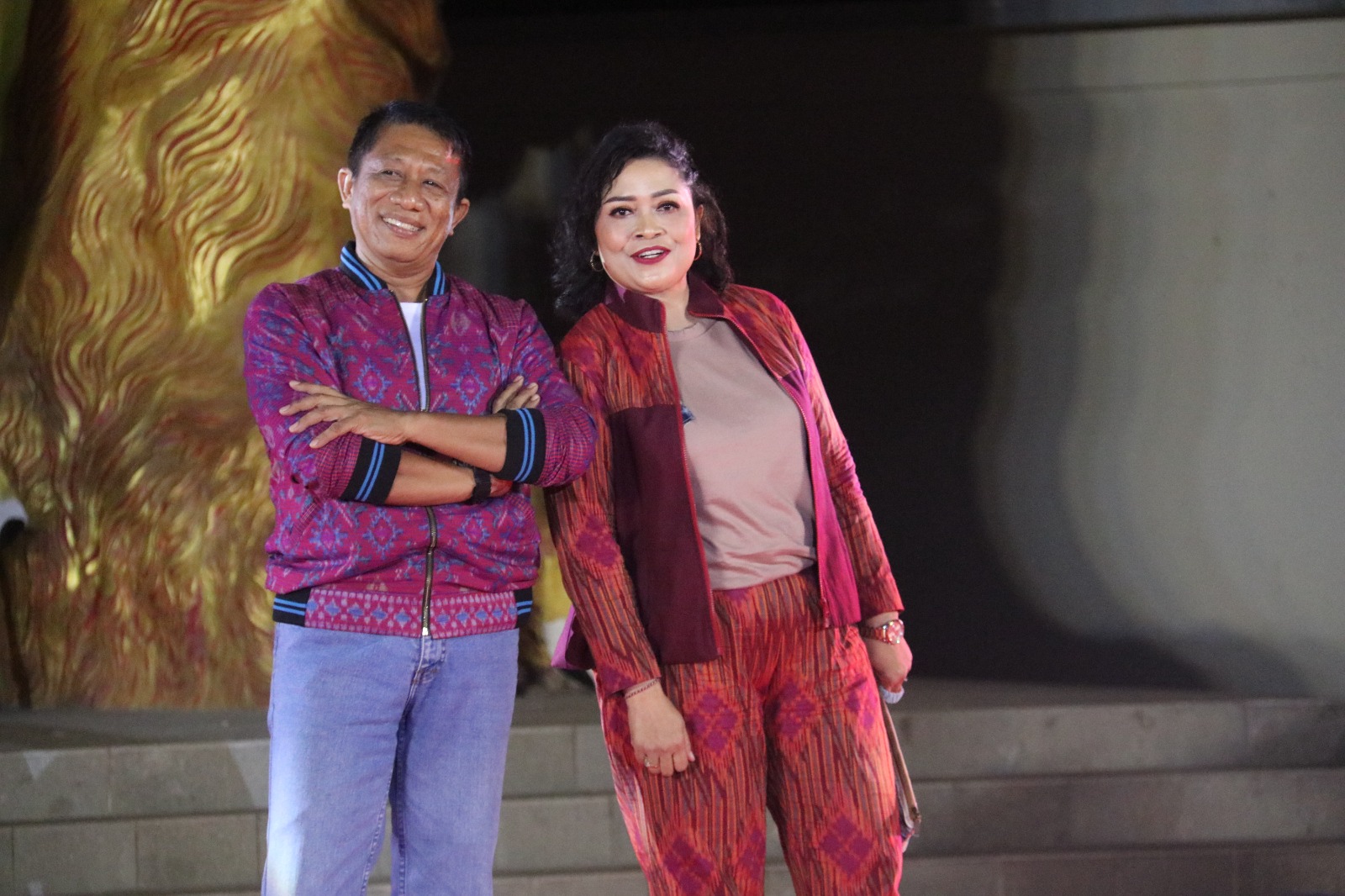 ENDEK CASUAL: Kepala Dinas Perhubungan Buleleng, Gede Gunawan AP (kiri) dan Kepala Dinas Arsip dan Perpustakaan Daerah Buleleng, Ni Made Era Oktarini menampilkan endek casual.