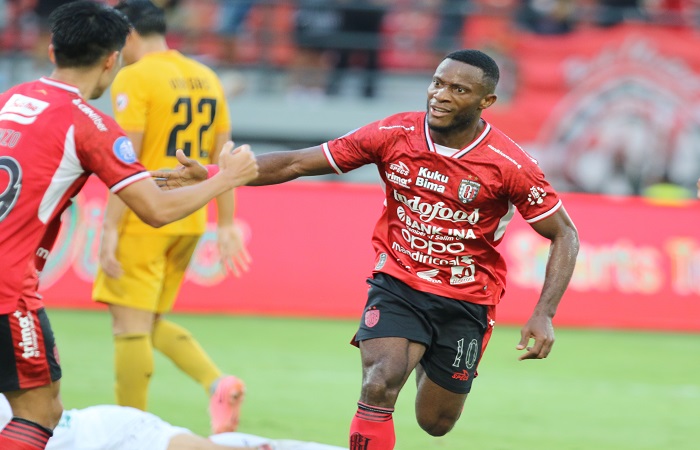 Privat Mbarga berlari ke arah Kenzo Nambu seusai cetak gol untuk kemenangan Bali United atas Semen Padang kemarin.