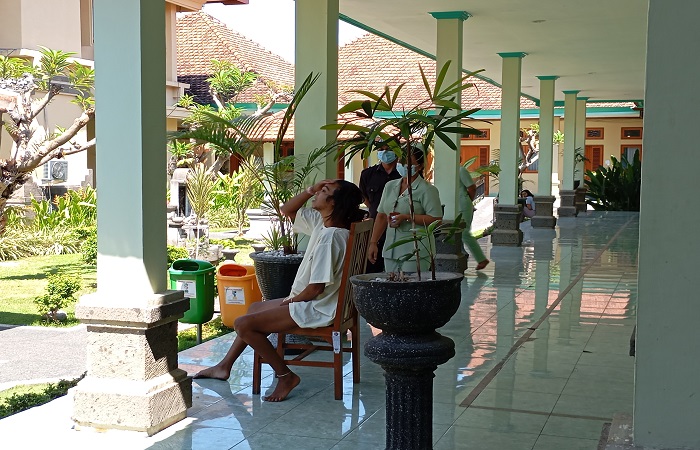 LCN, 37, WNA asal Australia yang sebelumnya meresahkan di RSUD Buleleng, akhirnya dibawa Kantor Imigrasi Kelas II TPI Singaraja ke Rumah Detensi Imigrasi (Rudenim) Denpasar pada Senin (19/8) siang.