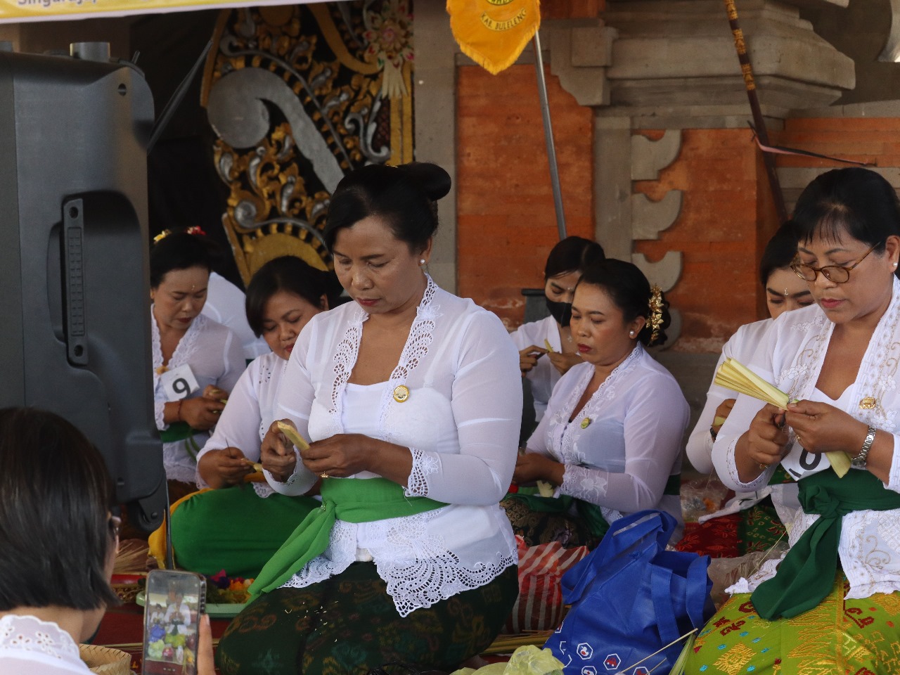 BUAT BANTEN: Lomba membuat banten yang melibatkan WHDI di Kabupaten Buleleng.