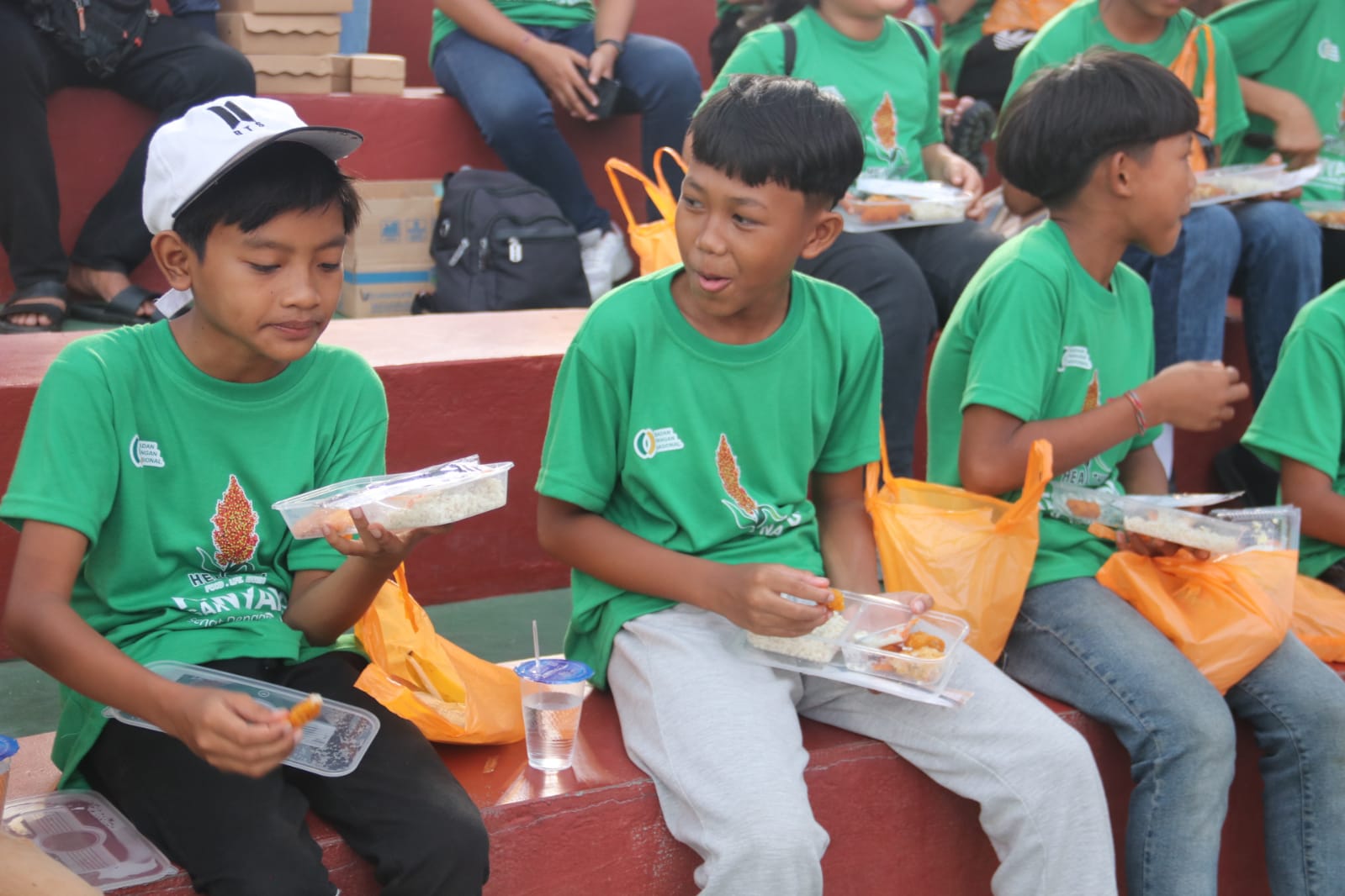 MAKANAN BERGIZI: Siswa sekolah mencoba makanan bergizi berbahan dasar sorgum.