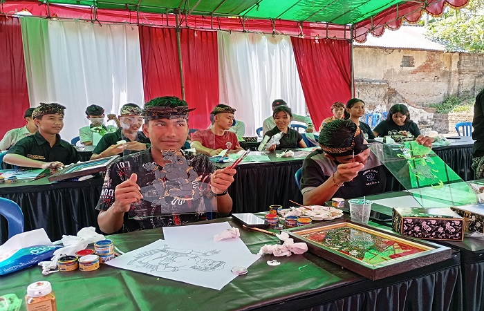 Suasana workshop seni lukis wayang kaca yang melibatkan generasi muda. Ini dilakukan untuk melestarikan kesenian asli Desa Nagasepaha yang sudah ditetapkan menjadi WBTB Indonesia.