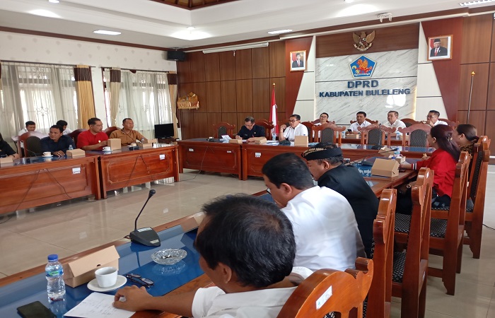 Suasana rapat persiapan penyusunan tata tertib DPRD Buleleng sempat berlangsung alot. Bahkan aturan yang dibuat agar tidak menjadi bumerang bagi mereka sendiri.