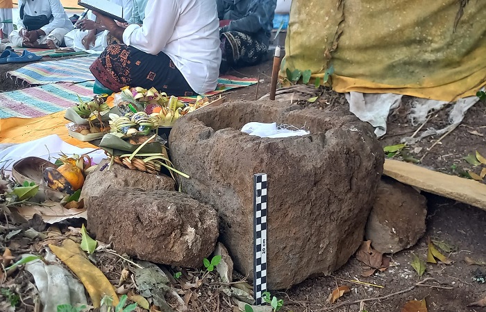 Identifikasi dan dokumentasi yang dilakukan guna mengetahui secara pasti sarkofagus yang ditemukan di Desa Mengening, Kecamatan Kubutambahan, Kabupaten Buleleng.