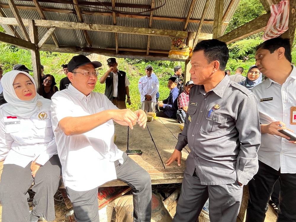 HUTAN DESA: Pj. Bupati Buleleng Ketut Lihadnyana (dua dari kanan) saat menerima kunjungan Komisi IV DPR RI di Desa Wanagiri.