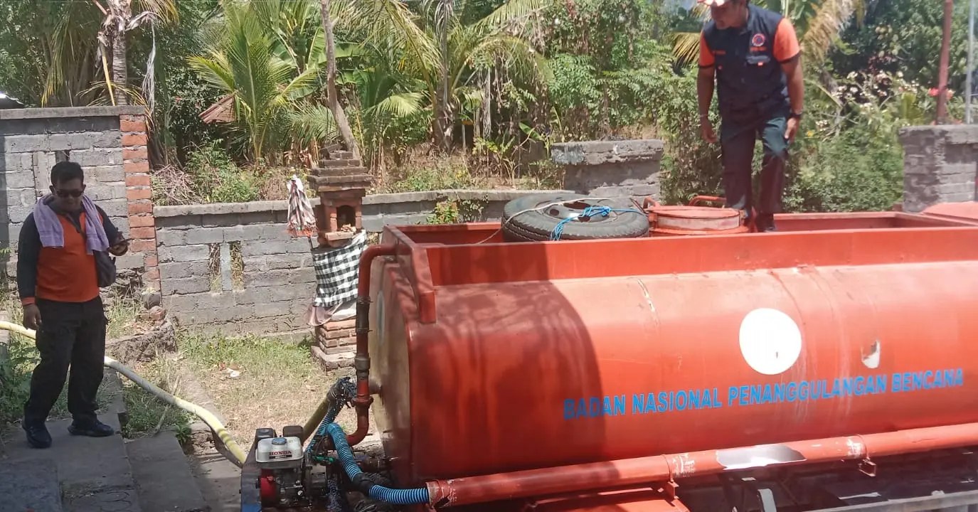 SUPLAI AIR: BPBD Buleleng menyuplai air bersih ke Desa Pangkungparuk.