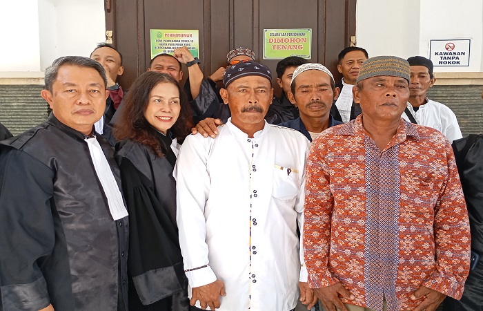 Terdakwa penistaan agama di Desa Sumberklampok, Acmat Saini (dua dari kanan) dan Mokhamad Rasad (kanan) bersama dengan Agus Samijaya (paling kiri). Kini mereka mengajukan kasasi ke MA.