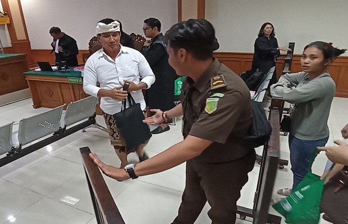 Terdakwa I Ketut Riana dalam sidang pemeriksaan terdakwa di Pengadilan Tipikor Denpasar, Kamis (22/8) kemarin.