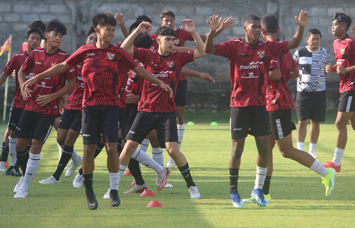 Pemain Timnas U-17 saat  latihan di lapangan Trisakti, Legian, Kamis sore (22-8) kemarin.