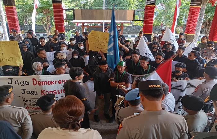 Mahasiswa di Buleleng sebut Jokowi dan DPR pembangkang konstitusi. Mereka akan tetap kawal putusan MK terkait pilkada.