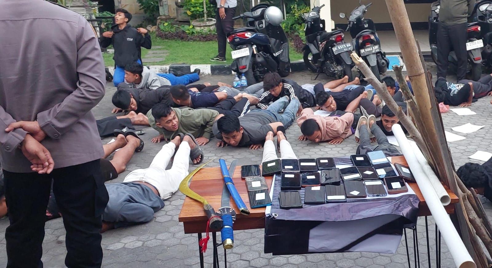 BENTROK LAGI: Remaja anggota Geng Gaza diamankan di Polsek Denpasar Utara.