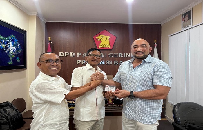 I Putu Alit Yandinata kader dan Anggota DPRD Badung mendadak hengkang dari PDIP, ia memilih untuk gabung di Partai Gerindra.