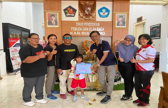 Komang Prema Shanti Cahyani saat berada di Disdikpora Buleleng. Anak TK itu menjadi peraih emas satu-satunya dari Buleleng.