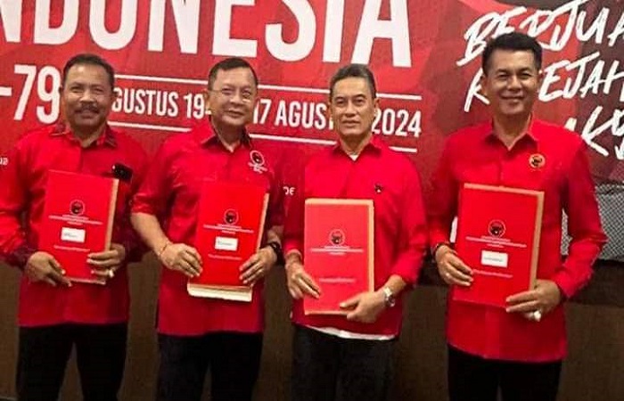 Arya Bodo (kiri) bersama dengan I Nyoman Sutjidra, Gede Supriatna, dan Dewa Made Mahayadnya usai menerima rekomendasi dari PDIP. Politisi asal Kecamatan Gerokgak itu akan menduduki posisi ketua dewan.