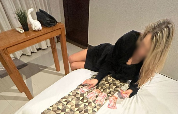 Dua perempuan cantik asal Rusia inisial AA, 32 dan NP, 26, diamankan petugas karena melakukan aktivitas prostitusi di Seminyak, Kuta, Bali.