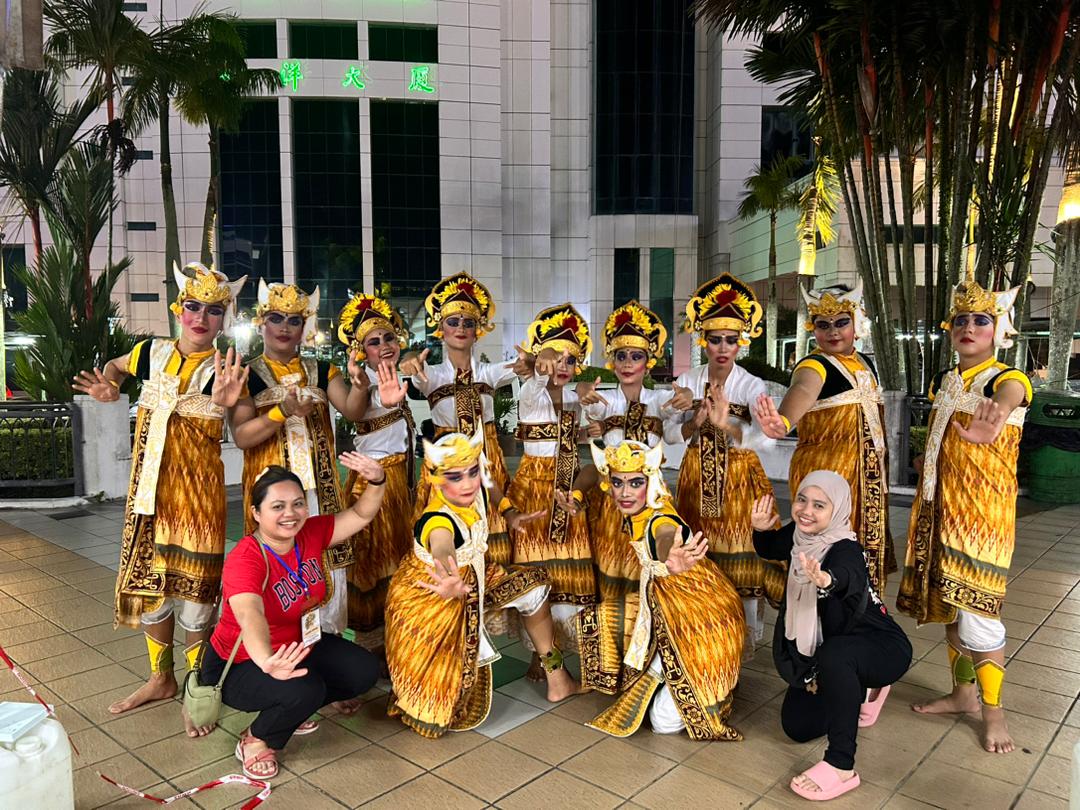 PENTAS DI MALAYSIA: Seniman dari Sanggar Seni Santhi Budaya saat tampil pada ajang Borneo Cultural Festival.