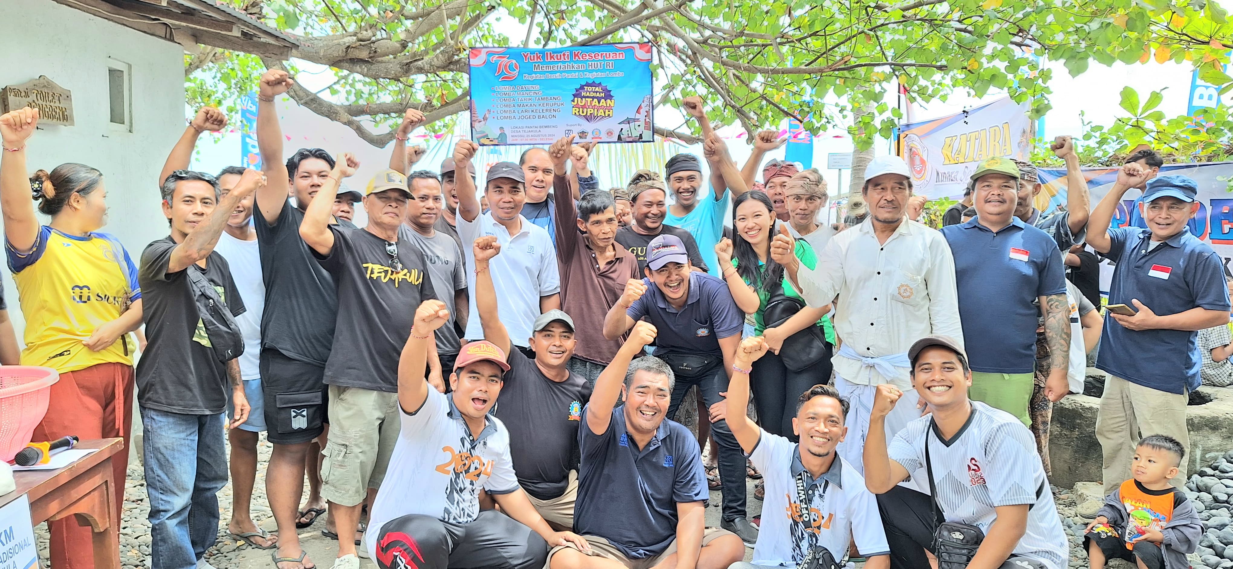 BERSIH DESA: Warga di Desa Tejakula dalam aksi bersih desa yang dilakukan di Pantai Bembeng.