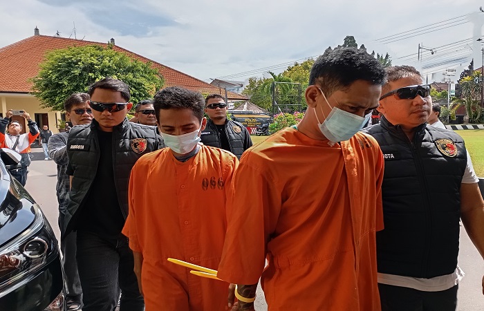 Bas (kiri) dan Lotot (kanan) saat rilis di Polres Buleleng pada bulan April lalu. Kini mereka berdua dituntut penjara selama 1 tahun 8 bulan.